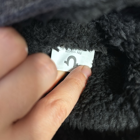 Bundle True religion -Two  hats & Two gloves - Picture 10 of 14